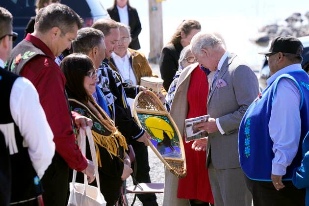 May 19, 2022, Yellowknife, NT, CANADA: Prince Charles, second from right, and Camilla, Duchess of Cornwall, obscured behind him, receive a welcome gift after arriving in Yellowknife, Northwest Territory, during part of the Royal Tour of Canada, Thursday, May 19, 2022. Yellowknife CANADA - ZUMAc35_ 20220519_zaf_c35_065 Copyright: xPaulxChiassonx