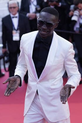 Internationale Filmfestspiele von Cannes, Armageddon Time Premiere Khaby Lame CELEBRITES : 75Ã me Festival de Cannes - Tapis rouge du film Â« Armageddon Time Â» - 19 05 2022 NorbertScanella Panoramic 