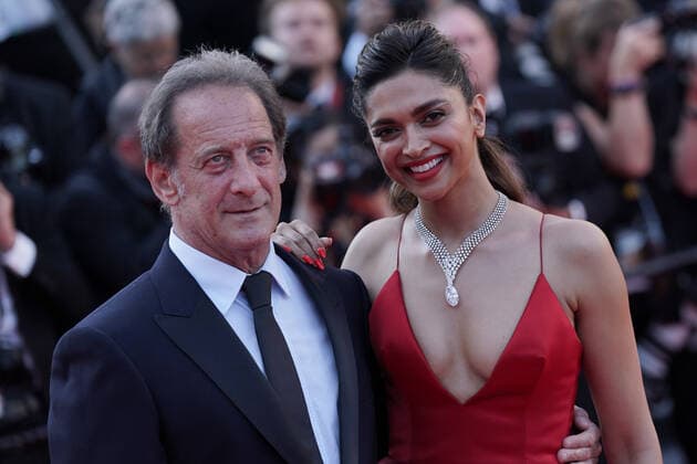 Internationale Filmfestspiele von Cannes, Armageddon Time Premiere Vincent Lindon - Deepika Padukone CELEBRITES : 75Ã me Festival de Cannes - Tapis rouge du film Â« Armageddon Time Â» - 19 05 2022 NorbertScanella Panoramic 