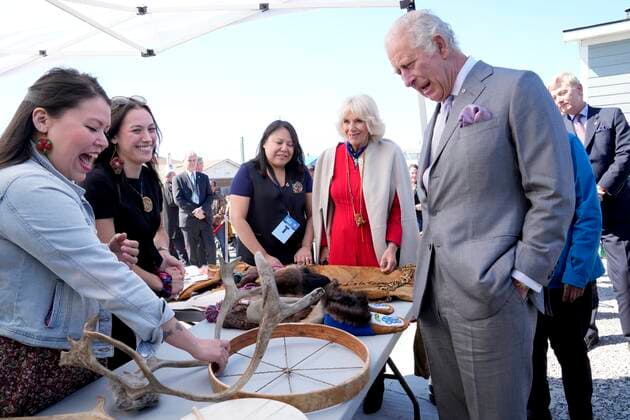 Entertainment Bilder des Tages May 19, 2022, Yellowknife, NT, CANADA: Prince Charles, right, and Camilla, Duchess of Cornwall, second from right, look at a display of traditional hunting tools and clothing after arriving in Yellowknife, Northwest Territories, during part of the Royal Tour of Canada, Thursday, May 19, 2022. Yellowknife CANADA - ZUMAc35_ 20220519_zaf_c35_079 Copyright: xPaulxChiassonx