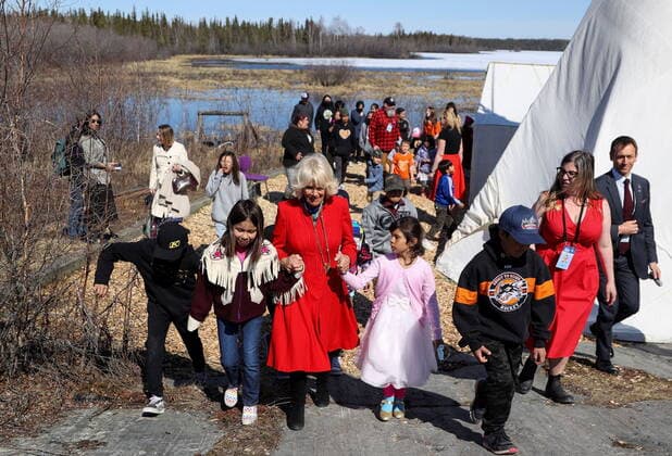 May 19, 2022, YELLOWKNIFE, NT, CANADA: Camilla, Duchess of Cornwall, walks with children from the Kaw Tay Whee School on the final day of their Canadian 2022 Royal Tour in Yellowknife, Northwest Territories on Thursday May 19, 2022. YELLOWKNIFE CANADA  - ZUMAc35_ 20220519_zaf_c35_120 Copyright: xCarlosxOsoriox