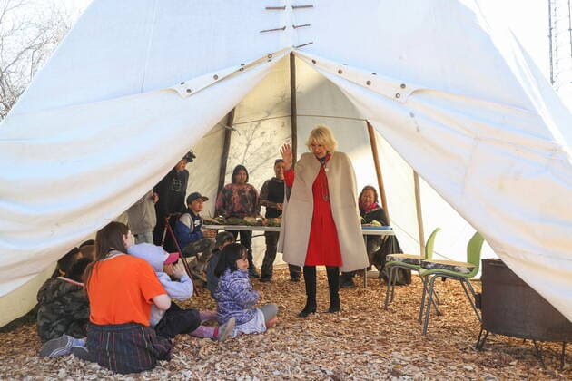 May 19, 2022, YELLOWKNIFE, NT, CANADA: Camilla, Duchess of Cornwall, waves to children from the Kaw Tay Whee School on the final day of their Canadian 2022 Royal Tour in Yellowknife, Northwest Territories on Thursday May 19, 2022. YELLOWKNIFE CANADA  - ZUMAc35_ 20220519_zaf_c35_122 Copyright: xCarlosxOsoriox