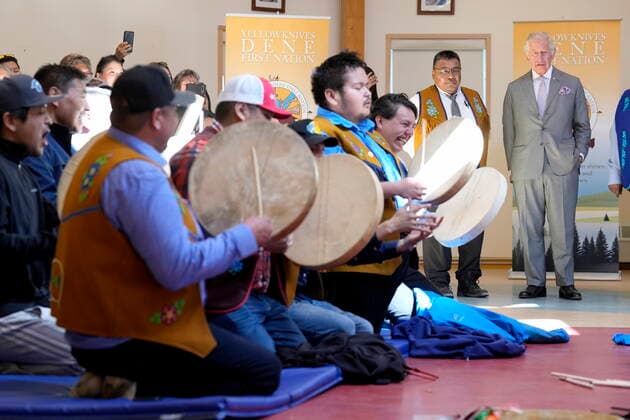 May 19, 2022, Yellowknife, NT, CANADA: Prince Charles, second from right, takes in a drum dance and hand game after arriving in Yellowknife, Northwest Territories, during part of the Royal Tour of Canada, Thursday, May 19, 2022. Yellowknife CANADA - ZUMAc35_ 20220519_zaf_c35_143 Copyright: xPaulxChiassonx