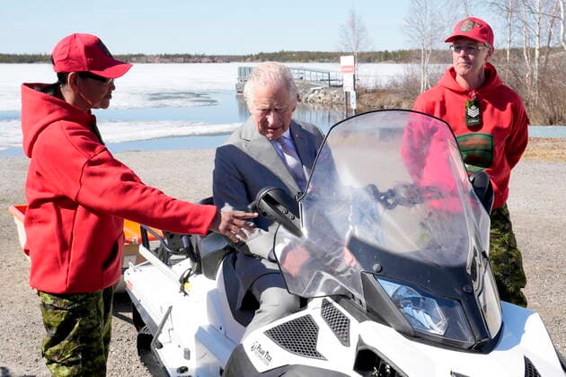 May 19, 2022, Yellowknife, NT, CANADA: Prince Charles, centre, is shown the operation of a snowmobile during a review of the Canadian Rangers in Yellowknife, Northwest Territories, during part of the Royal Tour of Canada, Thursday, May 19, 2022. Yellowknife CANADA - ZUMAc35_ 20220519_zaf_c35_150 Copyright: xPaulxChiassonx