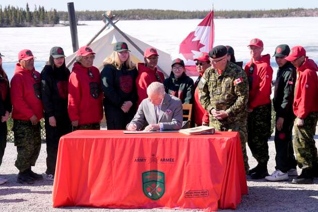 May 19, 2022, Yellowknife, NT, CANADA: Prince Charles, centre, signs a document during a review of the Canadian Rangers in Yellowknife, Northwest Territories, during part of the Royal Tour of Canada, Thursday, May 19, 2022. Yellowknife CANADA - ZUMAc35_ 20220519_zaf_c35_152 Copyright: xPaulxChiassonx