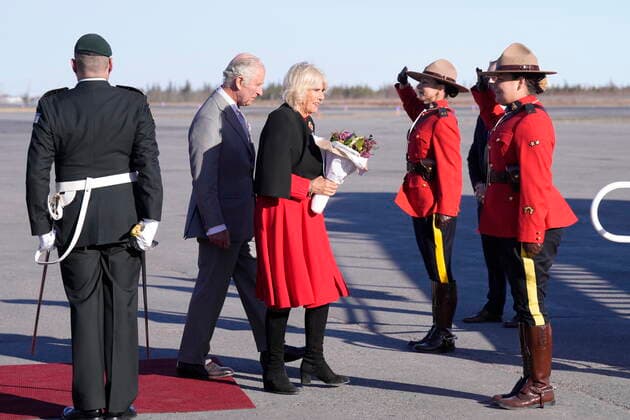 May 19, 2022, Yellowknife, NT, CANADA: Prince Charles and Camilla, Duchess of Cornwall, walks towards the plane as they make their departure from Canada Yellowknife, Northwest Territories, on Thursday, May 19, 2022. Yellowknife CANADA - ZUMAc35_ 20220519_zaf_c35_208 Copyright: xPaulxChiassonx