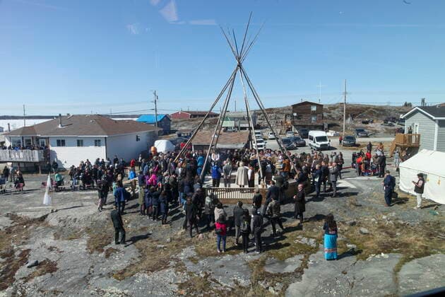 May 19, 2022, Dettah, NT, CANADA: Yellowknives Dene members gathered for a feed-the-fire ceremony to welcome Prince Charles and Camilla, Duchess of Cornwall, in in Dettah Northwest Territories on Thursday, May 19, 2022. Dettah CANADA  - ZUMAc35_ 20220519_zaf_c35_215 Copyright: xBillxBradenx