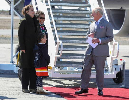 May 19, 2022, Yellowknife, NT, CANADA: Prince Charles is greeted by NWT Commissioner Margaret Thom, Yellowknife Mayor Rebecca Alty and flower girl Sahaia Talbot, a student at K à lemì Dene School, upon arrival in Yellowknife, Northwest Territories on Thursday, May 19, 2022. Yellowknife CANADA - ZUMAc35_ 20220519_zaf_c35_220 Copyright: xBillxBradenx