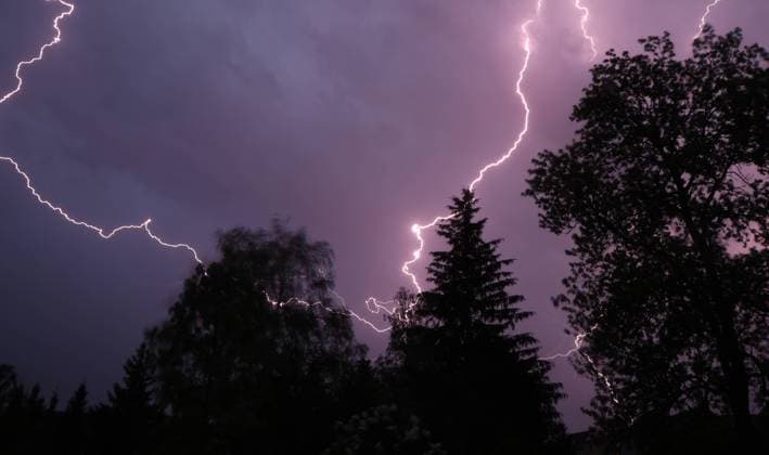 Gewitter 19.05.2022, Ostramondra, dunkle Wolken und Blitze am Himmel, Gewitter