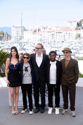 75th Cannes film festival 2022, Photocall film Armageddon time . Pictured: Jeremy Strong, Anne Hathaway, James Gray, Jaylin Webb, Michael Banks Repeta  Copyright: xAlbertoxTerenghi Cannesx2022x xix xVenezia2020x