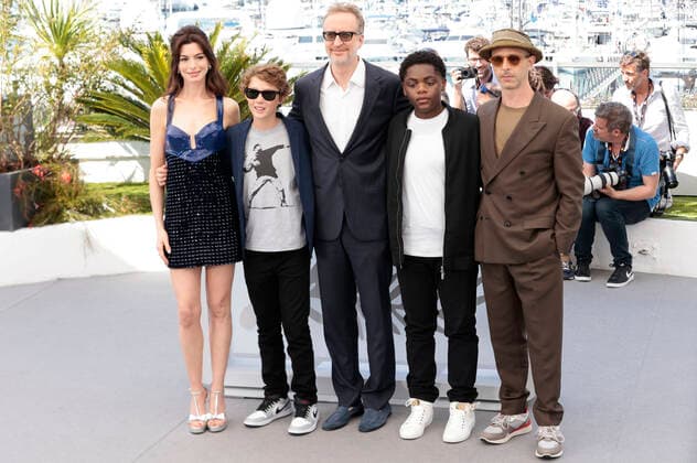 Anne Hathaway, Michael Banks Repeta, James Gray, Jaylin Webb and Jeremy Strong at the photocall for the feature film Armageddon Time at the Festival de Cannes 2022 75 Cannes International Film Festival at the Palais des Festivals Cannes, 20 05 2022. Foto:xS.xGabschx xFuturexImage