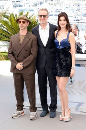 Jeremy Strong, James Gray and Anne Hathaway at the photocall for the feature film Armageddon Time at the Festival de Cannes 2022 75 Cannes International Film Festival at the Palais des Festivals Cannes, 20 05 2022. Foto:xS.xGabschx xFuturexImage
