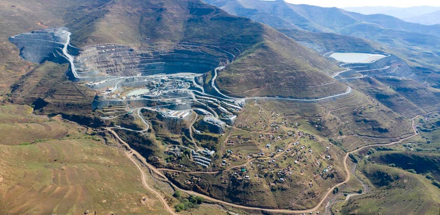 Transformation Resource Center Betroffene Bewohner des Ortes Kao, die von der Diamanten Mine der Firma Storm Mountain Diamonds in ihrem Leben beeinträchtigt sind. Das Minengelände der Diamantenmine von Storm Mountain Diamonds oberhalb des Dorfes Kao. Kao Butha-Buthe Lesotho *** Transformation Resource Center Affected residents of Kao village whose lives have been affected by Storm Mountain Diamonds diamond mine The mine site of Storm Mountain Diamonds diamond mine above Kao Kao Butha Buthe Lesotho village. Copyright: argumx xThomasxEinbergerx xBrotxfürxdiexWelt
