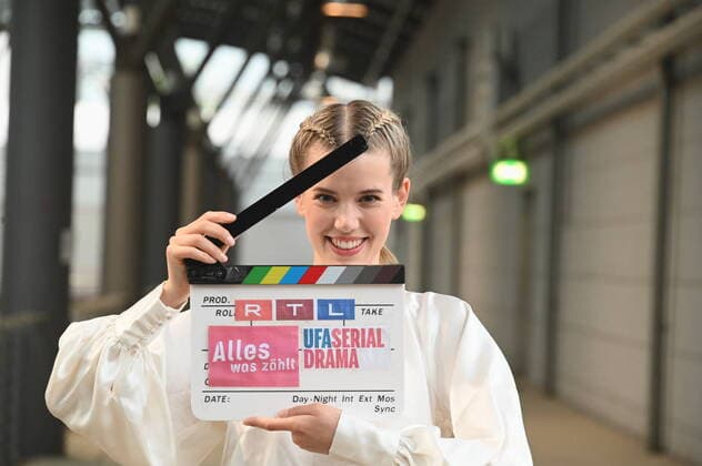 Bilder des Jahres 2022, Entertainment 05 Mai Entertainment Themen der Woche KW20 Die Schauspielerin Sina Zadra posiert und ist ab 22.06.2022 (Folge 3968) als Motivationscoach Jill Kaufmann in der RTL Serie Alles was zählt zu sehen *** Actress Sina Zadra poses and can be seen as motivational coach Jill Kaufmann in the RTL series Alles was zählt from 22 06 2022 episode 3968