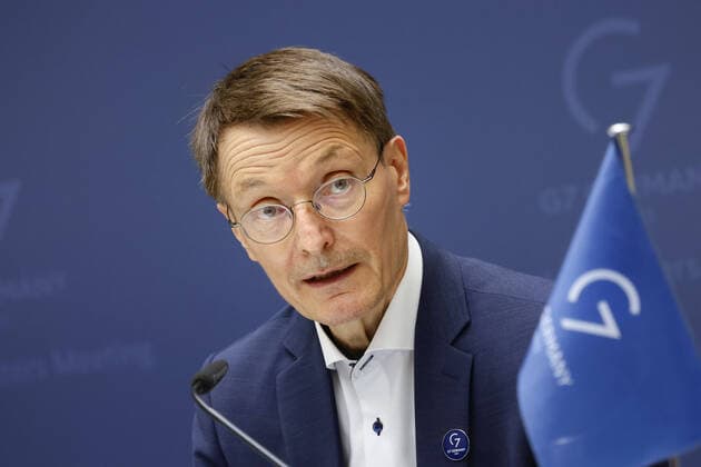 Bilder des Jahres 2022, News 05 Mai News Themen der Woche KW20 News Bilder des Tages Karl Lauterbach (SPD), Bundesminister fuer Gesundheit, gibt nach demTreffen der G7-Gesundheitsminister im Roten Rathaus Berlin eine Pressekonferenz. Berlin, 20.05.2022 Berlin Germany *** Karl Lauterbach SPD , Federal Minister of Health, gives a press conference after the meeting of the G7 health ministers at the Rotes Rathaus Berlin Berlin, 20 05 2022 Berlin Germany Copyright: xThomasxTrutschelx