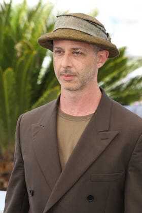 75eme Festival International du Film de Cannes. Photocall du film Armageddon Time . 75th International Cannes Film Festival. Photocall woth Armageddon Time movie cast 75th Cannes Film Festival. Photocall with cast of the film Armageddon time . Jeremy Strong 280423 2022-05-20 Cannes France  Copyright: xIsabellexVautierx xStarfacex STAR_280423_031