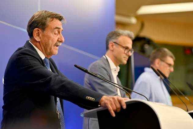 Gianantonio Da Re, Mirko Mazzarolo und Carlo Urio bei einer Pressekonferenz zu Volley4EU - Europäisches Netzwerk von Frauen-Volleyballmannschaften im Europäischen Parlament. Brüssel, 18.05.2022 *** Gianantonio Da Re, Mirko Mazzarolo and Carlo Urio at a press conference on Volley4EU European Network of Womens Volleyball Teams at the European Parliament Brussels, 18 05 2022 Foto:xD.xAnoraganingrumx xFuturexImage