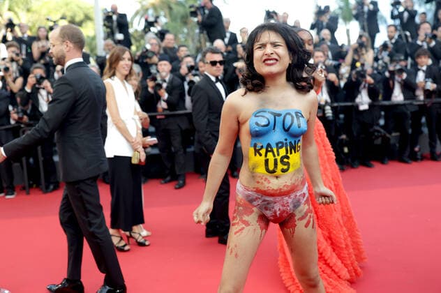 75eme Festival International du Film de Cannes. Montee des marches du film Trois Mille Ans A T Attendre . Happening: Manifestante contre le viol. 75th Cannes International Film Festival. Red Carpet of the film Three Thousand Years Waiting for You 280438 0000-00-00 Cannes France _sans_perso  Copyright: xTerencexBaelenx STAR_280438_001