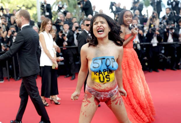 75eme Festival International du Film de Cannes. Montee des marches du film Trois Mille Ans A T Attendre . Happening: Manifestante contre le viol. 75th Cannes International Film Festival. Red Carpet of the film Three Thousand Years Waiting for You 280438 0000-00-00 Cannes France _sans_perso  Copyright: xTerencexBaelenx STAR_280438_002