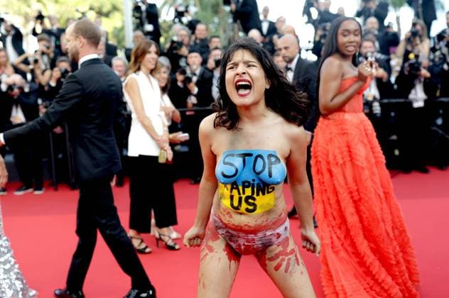 Bilder des Jahres 2022, Entertainment 05 Mai Entertainment Themen der Woche KW20 Entertainment Bilder des Tages 75eme Festival International du Film de Cannes. Montee des marches du film Trois Mille Ans A T Attendre . Happening: Manifestante contre le viol. 75th Cannes International Film Festival. Red Carpet of the film Three Thousand Years Waiting for You 280438 0000-00-00 Cannes France _sans_perso  Copyright: xTerencexBaelenx STAR_280438_003