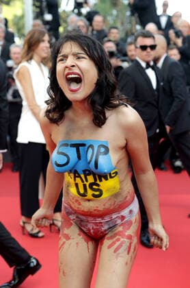 75eme Festival International du Film de Cannes. Montee des marches du film Trois Mille Ans A T Attendre . Happening: Manifestante contre le viol. 75th Cannes International Film Festival. Red Carpet of the film Three Thousand Years Waiting for You 280438 0000-00-00 Cannes France _sans_perso  Copyright: xTerencexBaelenx STAR_280438_004