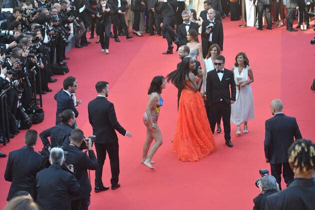 75eme Festival International du Film de Cannes. Montee des marches du film Trois Mille Ans A T Attendre . Happening: Manifestante contre le viol. 75th Cannes International Film Festival. Red Carpet of the film Three Thousand Years Waiting for You 280438 2022-05-20 Cannes France _sans_perso  Copyright: xTerencexBaelenx STAR_280438_008