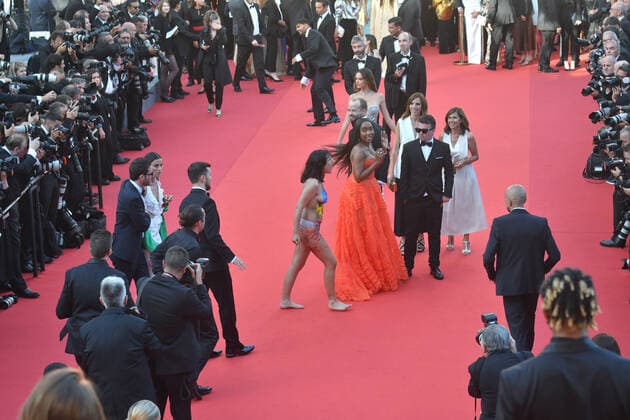75eme Festival International du Film de Cannes. Montee des marches du film Trois Mille Ans A T Attendre . Happening: Manifestante contre le viol. 75th Cannes International Film Festival. Red Carpet of the film Three Thousand Years Waiting for You 280438 2022-05-20 Cannes France _sans_perso  Copyright: xTerencexBaelenx STAR_280438_009