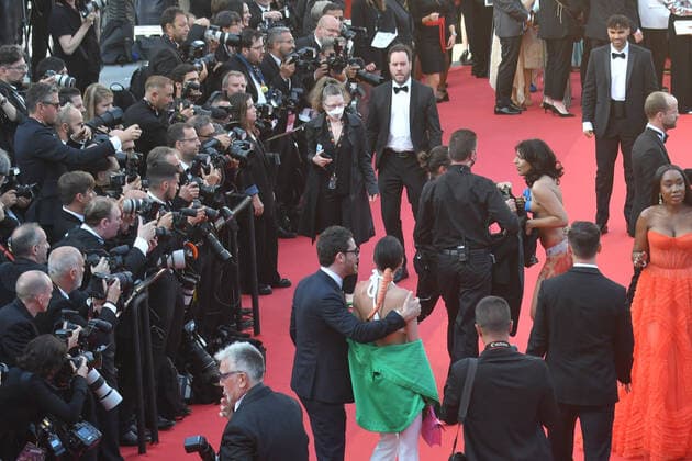 75eme Festival International du Film de Cannes. Montee des marches du film Trois Mille Ans A T Attendre . Happening: Manifestante contre le viol. 75th Cannes International Film Festival. Red Carpet of the film Three Thousand Years Waiting for You 280438 2022-05-20 Cannes France _sans_perso  Copyright: xTerencexBaelenx STAR_280438_013