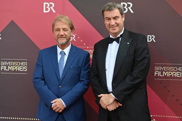 Entertainment Themen der Woche KW20 Entertainment Bilder des Tages Markus SOEDER (Ministerpraesident Bayern und CSU Vorsitzender) mit Regisseur Soenke WORTMANN. Bayerischer Filmpreis 2021-Red Carpet,Roter Teppich, am 20.05.2022 im Prinzregententheater in Muenchen. *** Markus SOEDER Prime Minister of Bavaria and CSU Chairman with director Soenke WORTMANN Bavarian Film Award 2021 Red Carpet, on 20 05 2022 in the Prinzregententheater in Munich