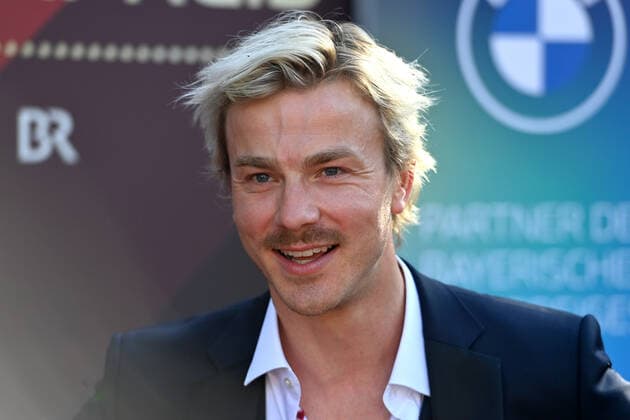 Albrecht SCHUCH actor, single image, cropped single image, portrait, portrait Bavarian Film Award 2021 Red Carpet, red carpet, on 20 05 2022 in the Prinzregententheater in Munich