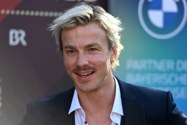 Albrecht SCHUCH actor, single image, cropped single image, portrait, portrait Bavarian Film Award 2021 Red Carpet, red carpet, on 20 05 2022 in the Prinzregententheater in Munich