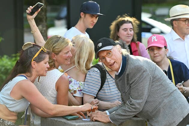 Otto WAALKES Actor,Author,Coemoediant,Producer writes autographs for his female fans Bavarian Film Award 2021 Red Carpet, on 20 05 2022 in the Prinzregententheater in Munich