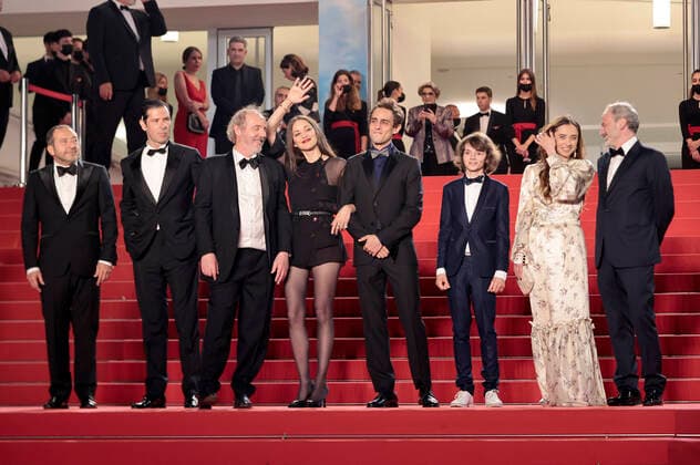 Patrick Timsit, Melvil Poupaud, Arnaud Desplechin, Marion Cotillard, Benjamin Siksou, Max Baissette de Malglaive, Cosmina Stratan and Francis Leplay at the premiere of the feature film Brother and Sister Frere et soeur at the Festival de Cannes 2022 75 Cannes International Film Festival at the Palais des Festivals Cannes, 20 05 2022. Foto:xS.xGabschx xFuturexImage