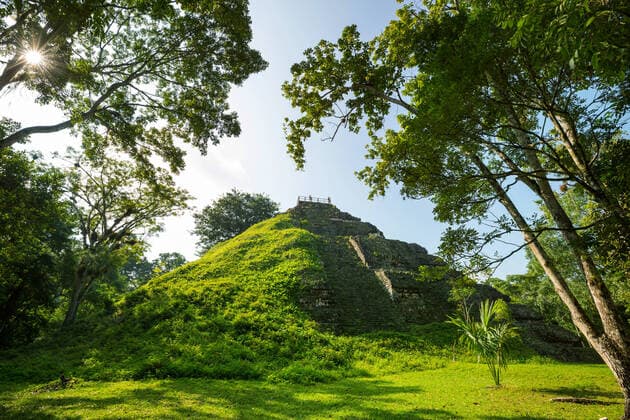 IMAGO Nature: Unsere Erde, Umweltverträgliche Herausforderungen des 21. Jahrhunderts, Regenwald Famous ancient Mayan temples in Tikal National Park, Guatemala, Central America , 26345986.jpg, america, american, ancient, archaeological, archeology, architecture, central america, city, civilization, culture, destination, flores, forest, gran, guatemala, heritage, history, jungle, kings, lost, maya, mayan, mayor, monument, national, native, nature, old, panorama, panoramic, park, plaza, pyramid, rainforest, religion, ruin, site, square, steps, stone, structure, temple, tikal, tourism, tourist, traditional, travel, tropical, unesco,