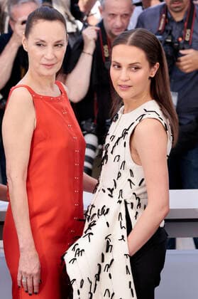 Jeanne Balibar and Alicia Vikander at the photocall for the streaming series Irma Vep at the Festival de Cannes 2022 75 Cannes International Film Festival at the Palais des Festivals Cannes, 21 05 2022. Foto:xS.xGabschx xFuturexImage
