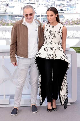 Olivier Assayas and Alicia Vikander at the photocall for the streaming series Irma Vep at the Festival de Cannes 2022 75 Cannes International Film Festival at the Palais des Festivals Cannes, 21 05 2022. Foto:xS.xGabschx xFuturexImage