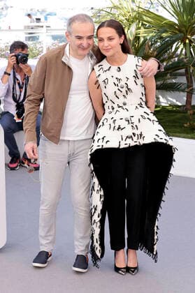 Olivier Assayas and Alicia Vikander at the photocall for the streaming series Irma Vep at the Festival de Cannes 2022 75 Cannes International Film Festival at the Palais des Festivals Cannes, 21 05 2022. Foto:xS.xGabschx xFuturexImage