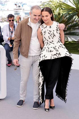 Olivier Assayas and Alicia Vikander at the photocall for the streaming series Irma Vep at the Festival de Cannes 2022 75 Cannes International Film Festival at the Palais des Festivals Cannes, 21 05 2022. Foto:xS.xGabschx xFuturexImage