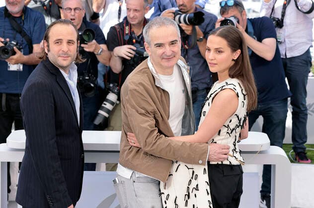 Vincent Macaigne, Olivier Assayas and Alicia Vikander at the photocall for the streaming series Irma Vep at the Festival de Cannes 2022 75 Cannes International Film Festival at the Palais des Festivals Cannes, 21 05 2022. Foto:xS.xGabschx xFuturexImage