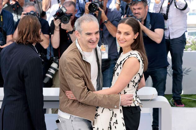 Vincent Macaigne, Olivier Assayas and Alicia Vikander at the photocall for the streaming series Irma Vep at the Festival de Cannes 2022 75 Cannes International Film Festival at the Palais des Festivals Cannes, 21 05 2022. Foto:xS.xGabschx xFuturexImage