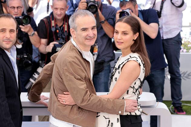Vincent Macaigne, Olivier Assayas and Alicia Vikander at the photocall for the streaming series Irma Vep at the Festival de Cannes 2022 75 Cannes International Film Festival at the Palais des Festivals Cannes, 21 05 2022. Foto:xS.xGabschx xFuturexImage