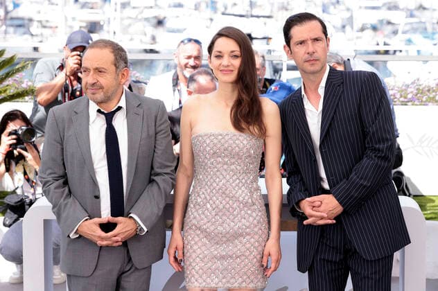 Patrick Timsit, Marion Cotillard and Melvil Poupaud at the photocall for the feature film Brother and Sister Frere et soeur at the Festival de Cannes 2022 75 Cannes International Film Festival at the Palais des Festivals Cannes, 21 05 2022. Foto:xS.xGabschx xFuturexImage