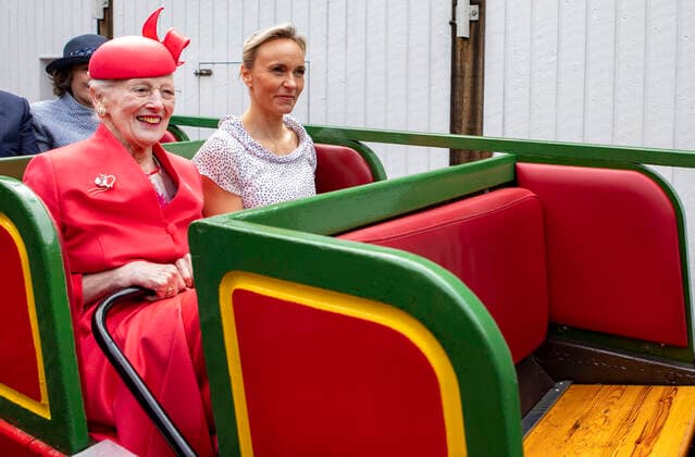 Bilder des Jahres 2022, Entertainment 05 Mai Entertainment Themen der Woche KW20 Entertainment Bilder des Tages 21-05-2022 Tivoli Queen Margrethe during her 50th jubilee at the amusement park Tivoli in Copenhagen, Denmark. The Queen at the opening at the Queens costumes, an exhibition by David M.A.P. Palmquits about her 20 yearlong partnership with the Tivoli ballet at the Pantomine theater. Visiting the youth gurads tailor and planting a tree in the parterre garden. Â  Copyright: xPPEx