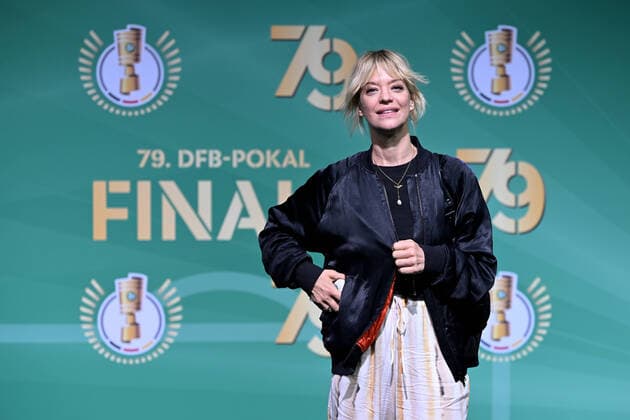 Bilder des Jahres 2022, Entertainment 05 Mai Entertainment Themen der Woche KW20 Entertainment Bilder des Tages Berlin, Olympiastadion, 21.05.22, GER, Herren, DFB-Pokalfinale 2022, Saison 2021-2022, SC Freiburg - RB Leipzig Bild: Heike Makatsch Nur fuer journalistische Zwecke! Only for editorial use! Gemaess den Vorgaben der DFL Deutsche Fußball Liga ist es untersagt, in dem Stadion und oder vom Spiel angefertigte Fotoaufnahmen in Form von Sequenzbildern und oder videoaehnlichen Fotostrecken zu verwerten bzw. verwerten zu lassen. DFL regulations prohibit any use of photographs as image sequences and or quasi-video. Berlin Deutschland *** Berlin, Olympiastadion, 21 05 22, GER, Herren, DFB Pokalfinale 2022, Saison 2021 2022, SC Freiburg RB Leipzig Bild Heike Makatsch Nur fuer journalistische Zwecke Only for editorial use According to the regulati