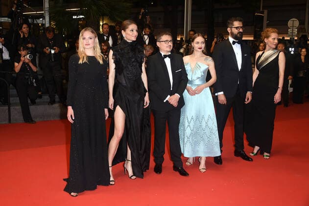 Entertainment Bilder des Tages 75th Cannes Film Festival 2022, red carpet film R.M.N . Pictured Maria-Victoria Dragus, Macrina Barladeanu, Cristian Mungiu, Judith State, Marin Grigore, Orsolya Moldovan  Copyright: xSimonexComix xipa-agency.netx xVeneziax2020x