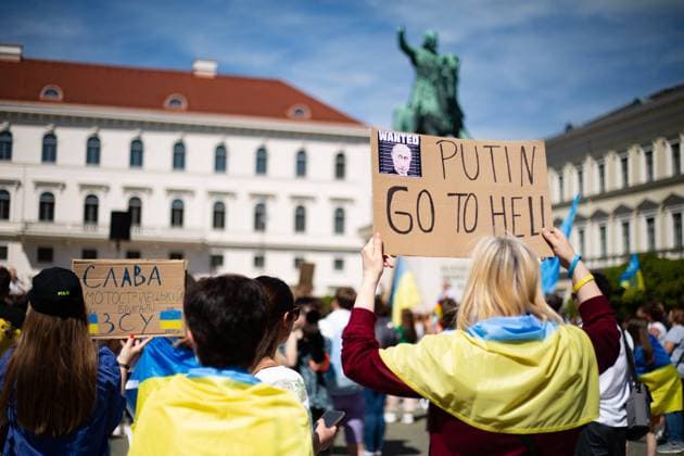 News Bilder des Tages Ukraine Demo in München Am 21.5.2022 versammelten sich in München hunderte Menschen, um ihn Solidarität mit der Ukraine und gegen den russischen Einmarsch zu demonstrieren. -- On May 21st, 2022 hundreds gathered in Munich, Germany to protest in solidarity for Ukraine. München Bayern Deutschland Copyright: xAlexanderxPohlx