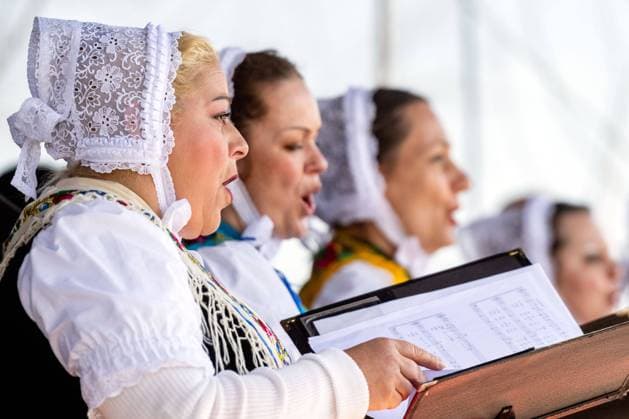 17.04.2022, Deutschland,Sachsen, Oberlausitz: Ostern in der Lausitz: Das traditionelle Eierschieben mit Eierjokel Heiko Harig auf dem Protschenberg in Bautzen. Tausende Besucher kamen dafür nach zweijähriger pandemie-bedingter Pause in die Region. Auf der Bühne gab es ein Kulturprogramm, gestaltet unter vom SNE unter anderem mit sorbischen Liedern. *** 17 04 2022, Germany,Saxony, Upper Lusatia Easter in Lusatia The traditional Eierschieben with Eierjokel Heiko Harig on the Protschenberg in Bautzen Thousands of visitors came for it after two years pandemic break in the region On the stage there was a cultural program, designed by the SNE among other things with Sorbian songs