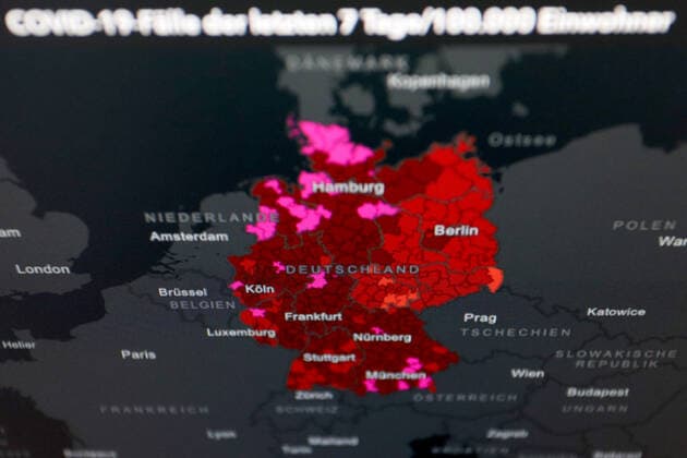 RKI dashboard, 7 day incidence is now 322.4 7 day incidence, RKI dashboard on a monitor on 22 05 2022 in Siegen Germany.