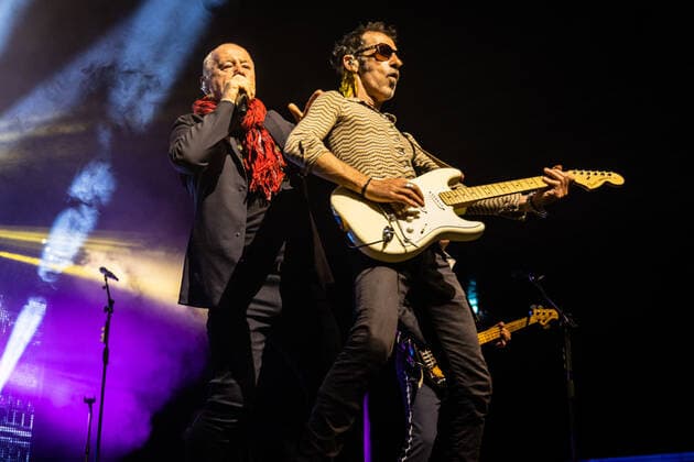 Simple Minds live in Copenhagen, Denmark Copenhagen, Denmark. 21st, May 2022 The Scottish rock band Simple Minds performs a live concert at KB Hallen at Frederiksberg, Copenhagen. Here singer, songwriter and musician Jim Kerr is seen live on stage with guitarist Gordy Goudie. Copenhagen Denmark  Copyright: xGonzalesxPhoto ErlingxBrodersenx