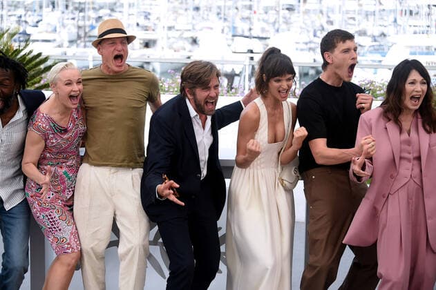 75th Cannes film festival 2022, Photocall film Triangle of sadness Pictured: Ruben Ostlund, Charlbi Dean, Harris Dickinson, Woody Harrelson, Iris Berben, Vicky Berlin  Copyright: xAlbertoxTerenghi Cannesx2022x xix xVenezia2020x